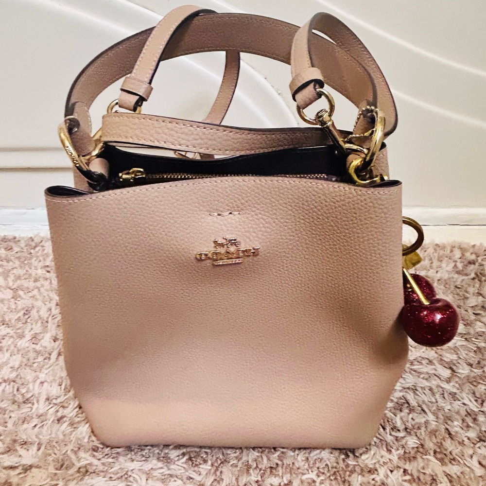 Coach Town Bucket bag in Beige pebbled leather